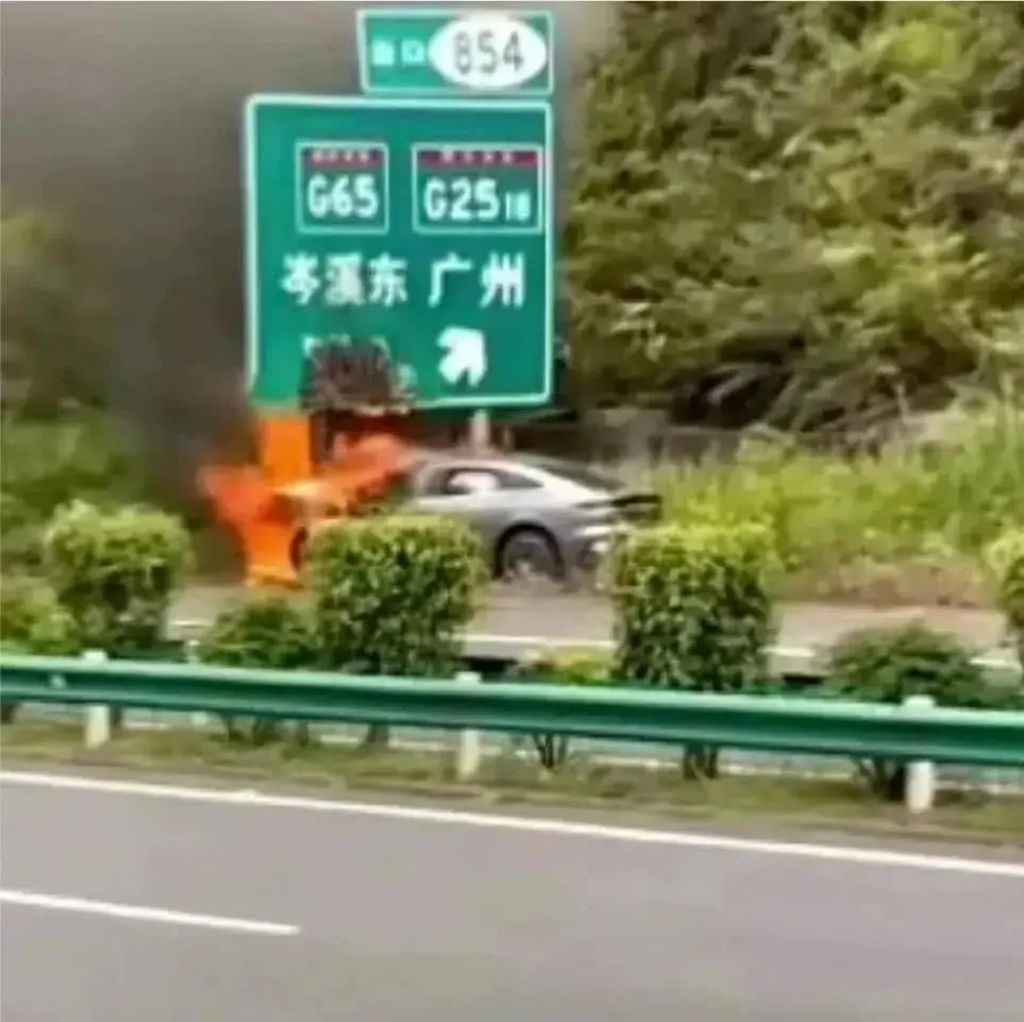 BYD Han Bursts into Flames After Colliding with a Road Sign on the G65 Highway in China